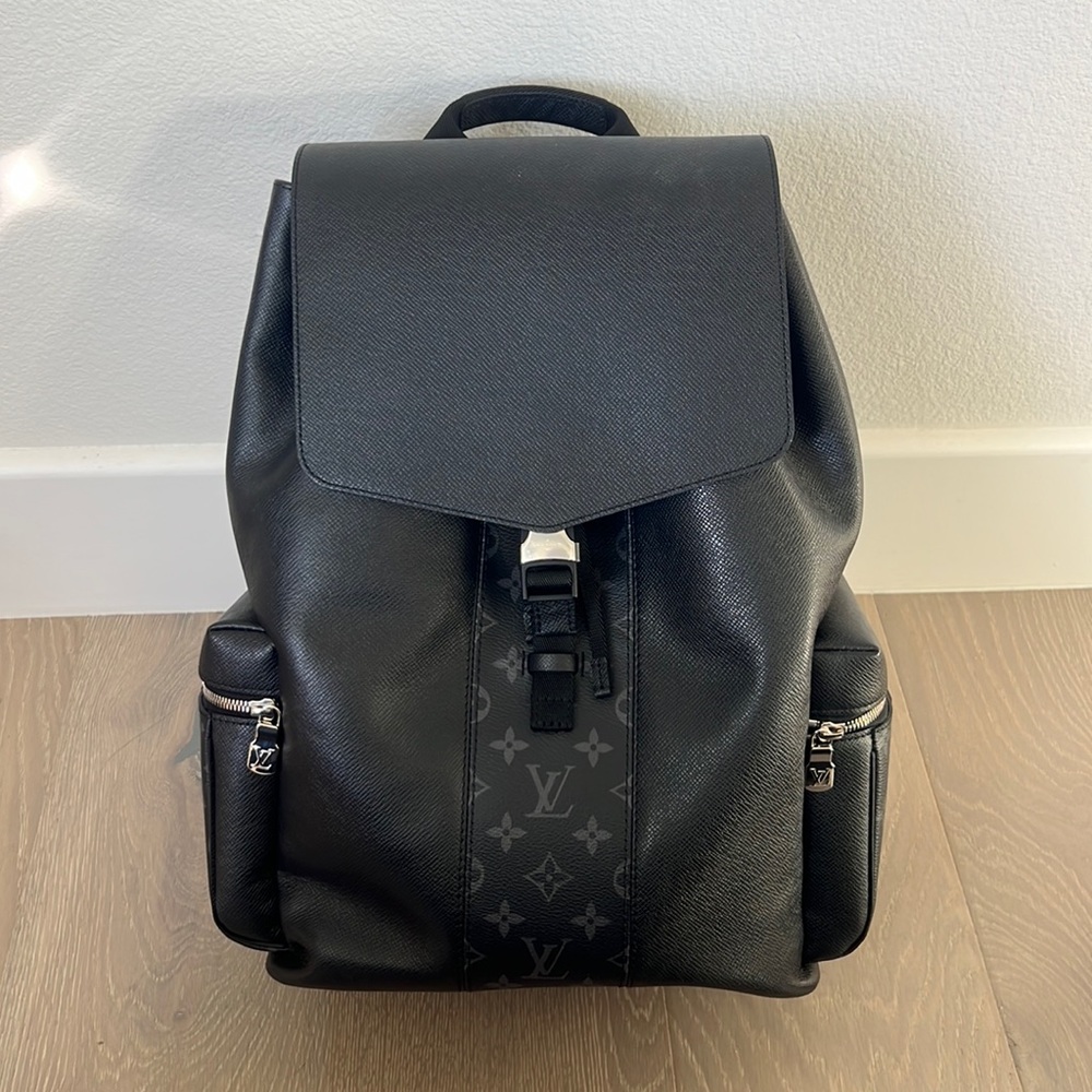 LOUIS VUITTON (NEW) Out Backpack TGrama M. Noir.